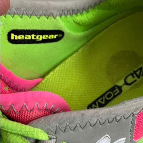 Under Armour micro g 4D foam sneaker in 5.5 - Picture 11 of 16